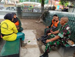 Ciptakan Kota Indah, Babinsa Pematang Kapau Melaksanakan Komsos dengan Personel Dinas PUPR dan DLHK