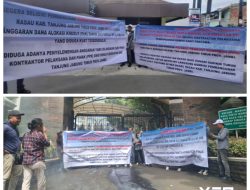 Diduga Beraroma Korupsi”Pembangunan RS.Pratama Rantau Rasau,TanjabTim-Jambi,Mahasiswa Jambi-Jakarta Bakar Ban di Kejagung RI