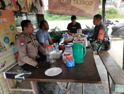 Jalin Silaturahmi Babinsa Air Hitam dan Bhabinkantibmas Komsos dengan Warga