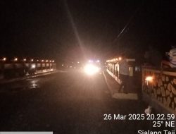 PEMUDA REMAJA MESJID AL MUHAJIRIN MEMASANG LAMPU LENTERA DISISI JALAN