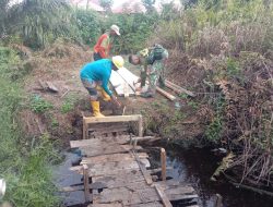 Babinsa Koramil 03/Snpl Gotong Royong Perbaiki Jembatan Kayu di Gg. Kurnia