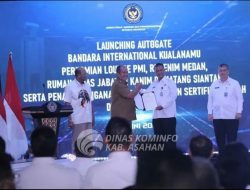 BUPATI ASAHAN SERAHKAN SERTIFIKAT TANAH KEPADA KANWIL DITJEN PAS SUMUT PADA ACARA PERESMIAN SEJUMLAH FASILITAS KEIMIGRASIAN DI BANDARA KUALANAMU