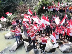 DANDIM 0208/ASAHAN BERSAMA BUPATI DAN FORKOPIMDA KIBARKAN BENDERA MERAH PUTIH DI AIR TERJUN SIMONANG-MONANG