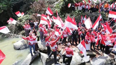 DANDIM 0208/ASAHAN BERSAMA BUPATI DAN FORKOPIMDA KIBARKAN BENDERA MERAH PUTIH DI AIR TERJUN SIMONANG-MONANG