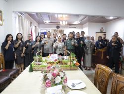 Kapolres Asahan Bersama Dandim 0208 Asahan Berikan Surprise kepada Ketua PN Kisaran dalam Rangka HUT ke-80 Mahkamah Agung RI